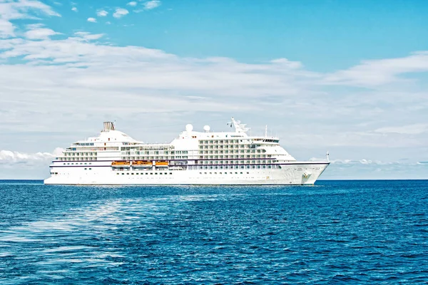 Πλοίο στη θάλασσα σε μεγάλη Ψευδόστομος cay, Μπαχάμες. Υπερωκεάνιο στο μπλε της θάλασσας. Πλωτές μεταφορές, σκάφος. Περιπέτεια, ανακάλυψη, ταξίδι. Καλοκαιρινές διακοπές, wanderlust. — Φωτογραφία Αρχείου