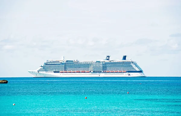 Navio transatlântico no mar no céu azul. Transporte de água, embarcação, transporte. Férias, luxúria, viagens. Aventura, descoberta, viagem . — Fotografia de Stock