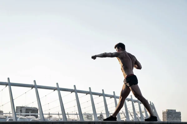 Hombre haciendo ejercicios de boxeo en el techo —  Fotos de Stock