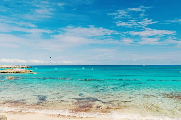 Playa del mar en Great stirrup cay, Bahamas en día soleado. Paisaje marino con agua turquesa en el cielo azul. Vacaciones de verano en la isla caribeña. Busco, viajo, viaje. Aventura, descubrimiento, viaje — Foto de Stock