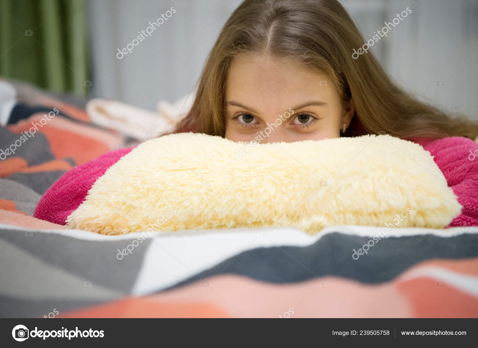 Psychische Gesundheit Und Positivitat Kostenlose Gefuhrte Meditation Und Entspannungsskripte Fur Kinder Madchen Kleines Kind Zu Hause Entspannen Entspannung Am Abend Vor Dem Schlafen Betreuungskonzept Angenehme Entspannung Stockfotografie