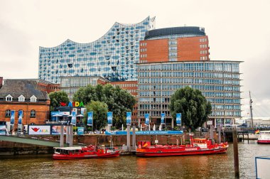 MAVNA tekneler Elbe Nehri iskelede de hamburg, Almanya