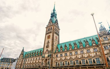 Hamburg Belediye kule bulutlu gökyüzü, Almanya üzerinde bina