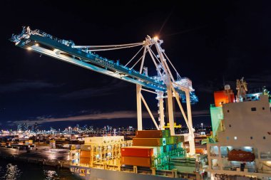 nakliye, nakliye, teslimat, lojistik, mal. Yük konteynırları, geceleri vinçler ile Denizcilik konteyner bağlantı noktası. Bağlantı noktası veya terminal gece aydınlatma ile