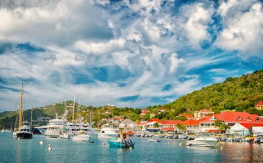 Gustavia, st.barts - 25 Kasım 2015: tekneler yat kulübü veya bağlantı noktası tropikal Harbor. Yat ve yelken. Lüks yatta seyahat. Su ulaştırma araçları ve gemi. Adada tatil yaz
