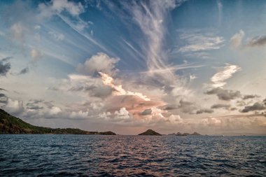 Gökyüzü bulutlu gustavia, mavi denizde akşam st.barts. Vahşi doğa, çevre ve ekoloji. Seyahat ederken tatil beldesi. Yaz tatil ve Yolculuk tutkusu