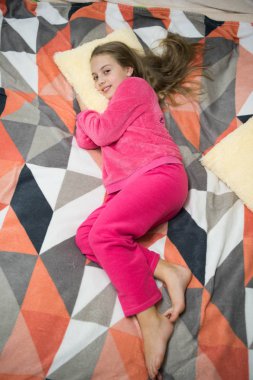 Relax için rahat pijama. Kız küçük çocuk giyim yumuşak şirin pijama yatakta dinlenirken. Oynak bebek rahatlatıcı. Pijama ve ev için giyim. Pijama ve yatak Tekstil. Çocuk eğlence keyfini çıkarın