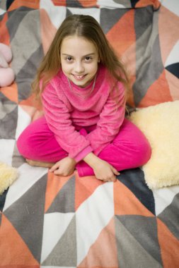 Relax için rahat pijama. Kız küçük çocuk giyim yumuşak şirin pijama yatakta dinlenirken. Gülümseyen bebek rahatlatıcı. Pijama ve ev için giyim. Pijama ve yatak Tekstil. Çocuk eğlence keyfini çıkarın