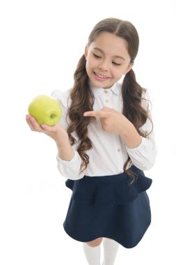 Detoks ve diyet. Kız öğrenci beyaz arka planda elma meyvesi tutuyor. Sağlıklı beslenme diyeti, çocuk mutlu elma tutuyor. Okul yemeği konsepti. Elma vitamini atıştırması. Liseli kız resmi üniforma giyer, elma tutar.