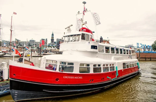 Gemi veya Gemi Elbe nehrinde Hamburg'da iskelede — Stok fotoğraf