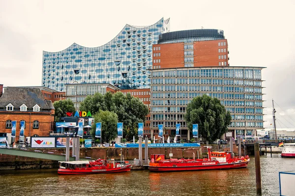 Pråm båtar på Elbe floden pier i hamburg, Tyskland — Stockfoto
