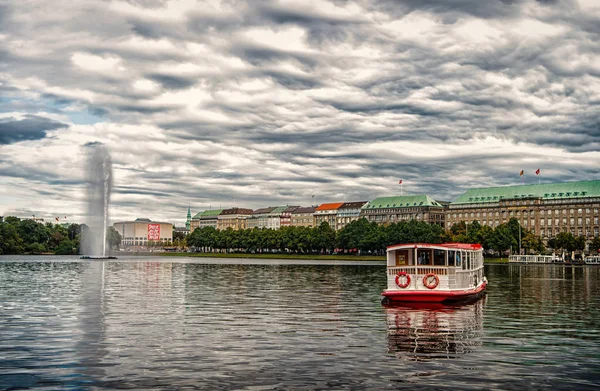 Barca da crociera galleggiare sull'acqua del fiume in hamburg, Germania — Foto Stock