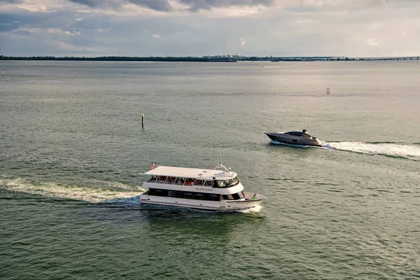 Nava și barca plutesc în mare pe cerul albastru. Transport de apă, nave. Vacanţă de vară, călătorie. Wanderlust, aventură, descoperire . — Fotografie, imagine de stoc