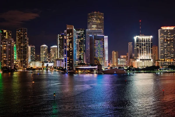 Miami, Flórida, EUA skyline em Biscayne Bay. Conceito de vida Luxuru. vista brilhante do centro de Miami . — Fotografia de Stock