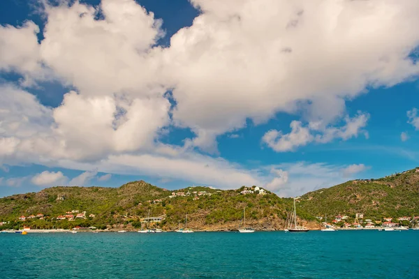 Letní dovolená na tropickém ostrově. Horská pobřeží v modrém moři na zatažené obloze v destinaci gustavia, st.barts. Divoká příroda a životní prostředí, ekologie. Dovolené, při cestování a toulavost — Stock fotografie