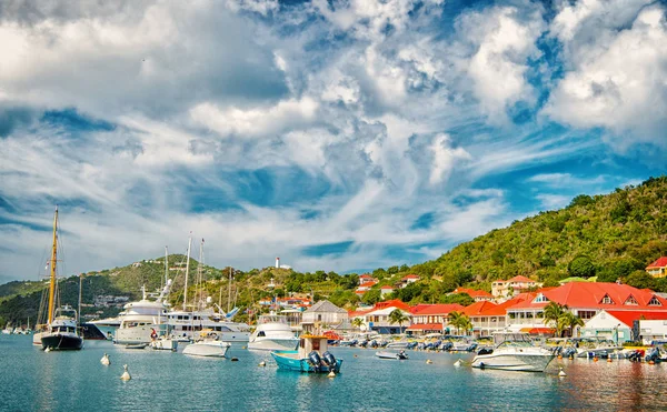 Gustavia, st.barts - 25 November 2015: båtar i yacht club eller port i tropiska hamn. Segling och segling. Lyxiga resor på yacht. Vattentransport och fartyg. Sommarsemester på island — Stockfoto