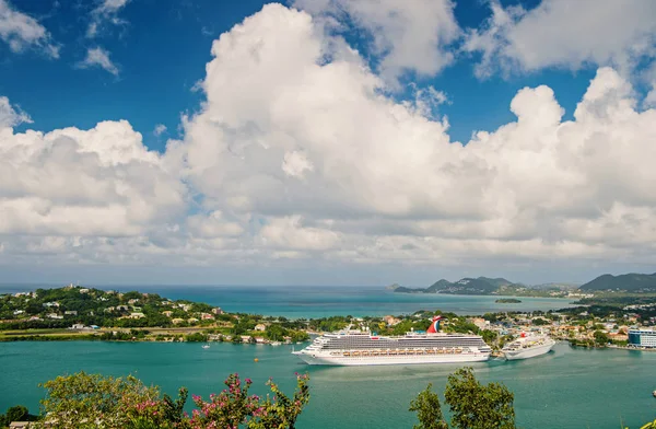 Castries, st. Lucie - 26. listopadu 2015: Luxusní cestování na lodi, vodní doprava. Výletní lodě v přístavu na zatažené obloze. Město na břehu moře s horskou krajinou. Letní dovolená na ostrově — Stock fotografie