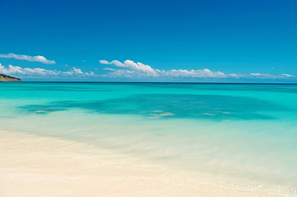 Mar o océano en antigua en día soleado — Foto de Stock