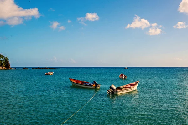 Fischerboote im blauen Meer am sonnigen Himmel in Castries, st.lucia. Sommerurlaub in den Tropen. Angeln und Erholung auf der tropischen Insel. Schifffahrt und Fernweh-Konzept — Stockfoto