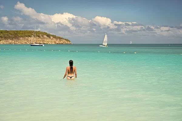 Sensuell tjej i sexig bikini på havsstranden i antigua — Stockfoto