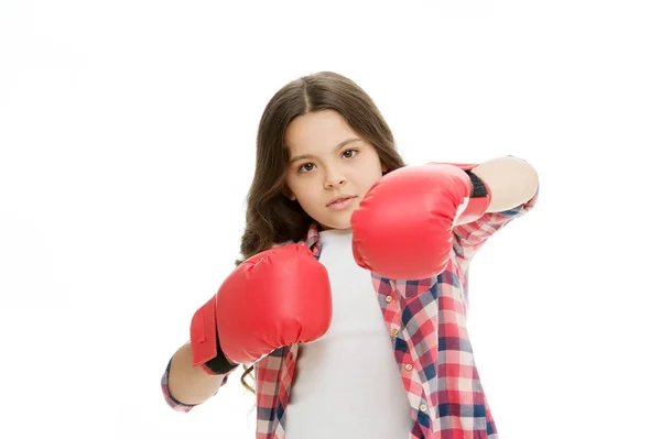 Girl-Power-Konzept. Kid Boxhandschuhe isoliert weiß. Kinderboxerin wehrt sich. Sport treiben. Boxtraining. Feministische Bewegung. Selbstverteidigungsstrategie. Fähigkeiten angreifen und verteidigen. Sich selbst verteidigen — Stockfoto