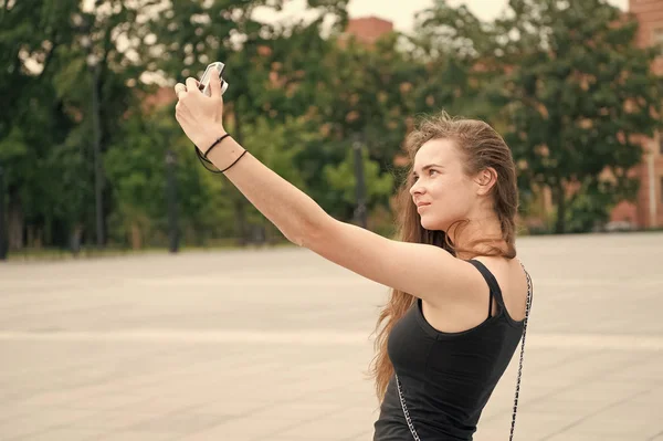 Sensuale donna fare selfie con macchina fotografica all'aperto, vacanza — Foto Stock