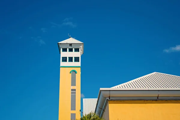 Dům s věží na sunny modré oblohy. Architektura struktury a návrhu koncepce — Stock fotografie