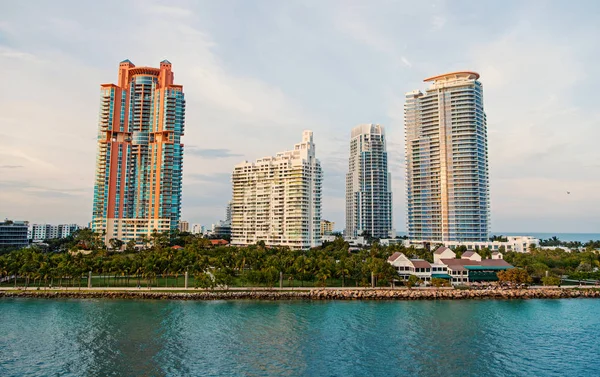 素晴らしい建築物と晴れと曇りの日のマイアミのダウンタウンのスカイラインの眺め. — ストック写真