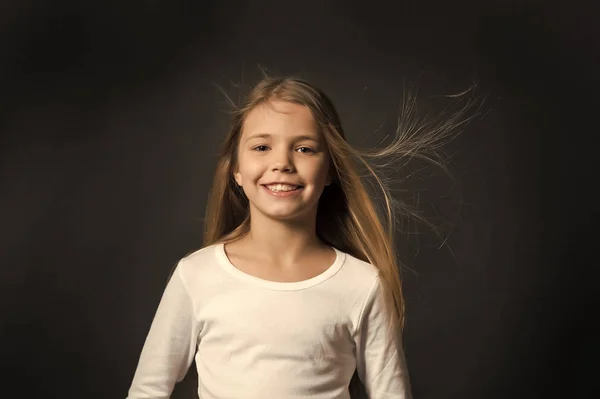 Modello bambino sorridente con i capelli lunghi che soffiano — Foto Stock