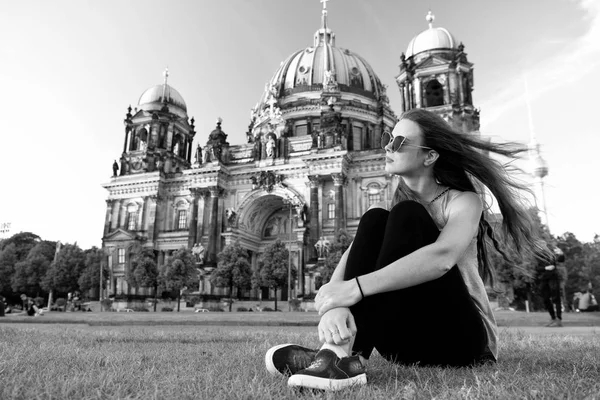 Fille insouciante se détendre en Allemagne à la cathédrale de Berlin. jolie fille se détendre sur l'herbe d'été près de la cathédrale berlin en Allemagne. Je me détends. moments de joie. Pas pressé. fille touristique avec de longs cheveux venteux se détendre. — Photo