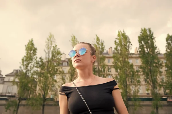파리에서 섹시 한 조끼를 입은 여자 말이야. 감각적 인 여자들은 도시 경관에 선글라스를 쓰고 있다. 취미는 여행, 여행, 여행이다. 여름 패션과 스타일 — 스톡 사진