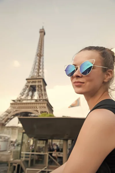 Sexy vrouw poseren bij Eiffeltoren in Parijs, Frankrijk. Vrouw draagt modieuze zonnebrillen op zonnige dag. Reizen en zwerven lust op zomervakantie. Meisje met fashion look en sensuele schoonheid — Stockfoto