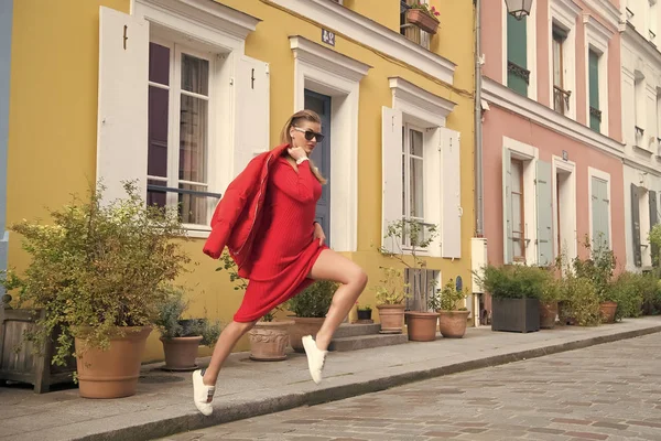 Σέξι γυναίκα άλμα σε δρόμο του Παρισιού, Γαλλία, διακοπές. Γυναίκα στα γυαλιά ηλίου, κόκκινο φόρεμα, πάνινα παπούτσια δρόμου, τη μόδα. Ομορφιά, κοιτάξτε, μακιγιάζ. Μόδα, μόδα, στυλ. Διακοπές, ταξίδια, wanderlust — Φωτογραφία Αρχείου