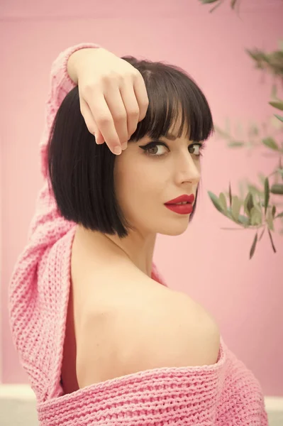 Αισθησιακή γυναίκα με κόκκινα χείλη μακιγιάζ, ομορφιά στο Παρίσι, Γαλλία. Γυναίκα με μαλλιά μελαχρινή, σέξι ώμους σε ροζ πουλόβερ, μόδα. Ομορφιά, κοιτάξτε, συνθέτουν. Μόδα, στυλ, τάση. Νεολαία, περιποίηση δέρματος, visage — Φωτογραφία Αρχείου