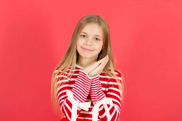 Bons sonhos. Miúdo menina dar as mãos no gesto bochecha do sono. Boa noite, dorme bem. Menina pacífica bonito no fundo vermelho. Desejo doces sonhos. Canção de embalar antes de adormecer. Hora de dormir — Fotografia de Stock