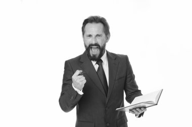 Başarılı iş adamı motivasyon verici, izole edilmiş, bembeyaz bir konuşma yaratıyor. İş adamı not defteriyle iş planı yapıyor. Zaman yönetimi ve organizasyon yeteneği. Adam sakallı yönetici plan oluştur