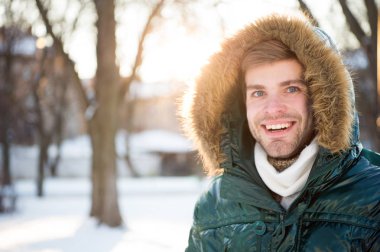 Rüzgar geçirmez kıyafet. Kış şık erkek giyim. Kış kıyafeti. Adam stand sıcak ceket karlı doğa arka plan sakallı. Hipster kış moda kıyafet. Adam giyim ceket kukuleta ile soğuk kış gününde
