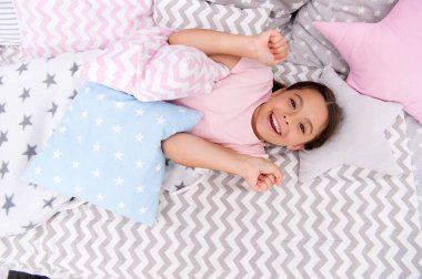 Uluslararası Çocuk günü. küçük çocuk moda. Mutlu küçük kız. Güzellik ve moda. Çocukluk mutluluk. mükemmel saçlı küçük kız çocuğu. Bu yeterince iyi. uyku enaugh