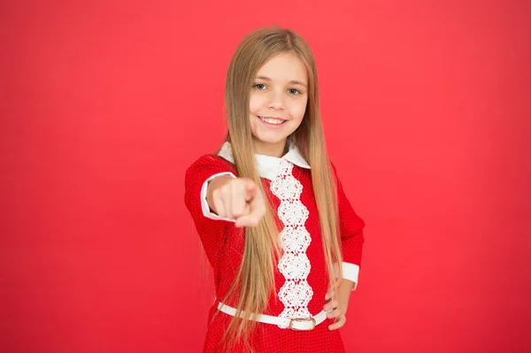 Familia y amor. Día de los niños. Niña pequeña. Educación escolar. Buena crianza. Cuidado de niños. niña feliz sobre fondo rojo. Felicidad infantil. Mostrando la dirección correcta — Foto de Stock