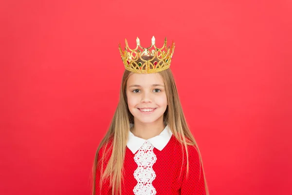 Felicidade infantil. criança menina pequena. Educação escolar. amor familiar. Dia das crianças. Boa paternidade. Cuidados infantis. menina feliz no fundo vermelho. Pequena princesa em coroa. Pequena beleza elegante — Fotografia de Stock