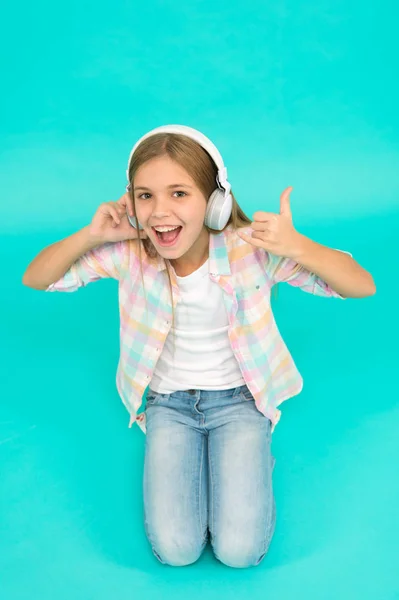 Kleines Mädchen hört Song-Kopfhörer. Genießen Sie den Track Ihrer Lieblingsband. Mädchen hören Musik moderne Kopfhörer. Musikkonten abonnieren. Musikalisches Konzept genießen. Musik immer bei mir. Freizeitkonzept — Stockfoto