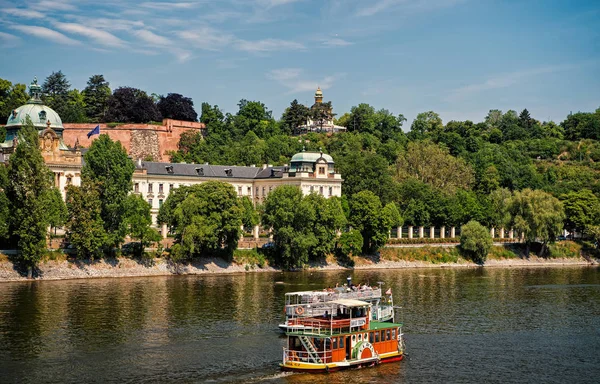 Lodě na Vltavě v Praze, Česká republika — Stock fotografie