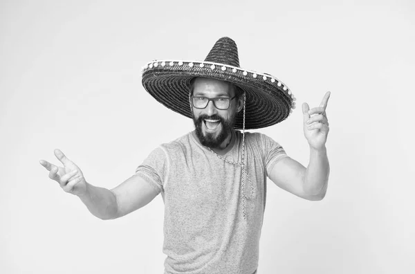 Gelukkig Mexicaanse man glimlach in sombrero. Man die lacht in Mexicaanse hoed. Gelukkig Cinco de Mayo. Genieten van het feest — Stockfoto
