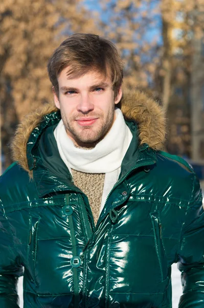 Csípő téli divat. Készített időjárás-változás. Télen elegáns férfi. Téli ruhában. Borostás férfi viselet meleg kabát prém havas természet háttérrel. A fickó viselni szőrös kapucnis téli kabát — Stock Fotó
