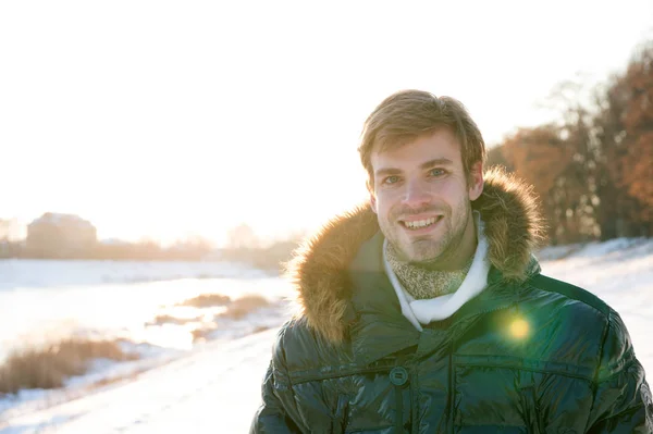 Podróżowanie Zimie Charakter Człowieka Zima Moda Zielony Płaszcz Ciepłe Ciepłe — Zdjęcie stockowe