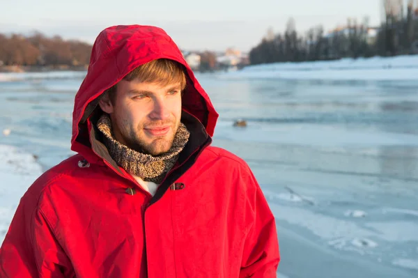 Felices fiestas de invierno. Gripe y frío. Hombre sexy en ropa de invierno. Moda de invierno. Abrigo rojo cálido. Ropa abrigada para la estación fría. Hombre viajando en invierno, la naturaleza. ¡Mira esto! espacio de copia —  Fotos de Stock