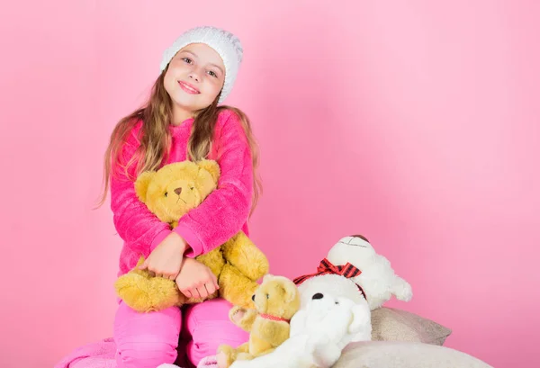 Niño niña jugar con juguete suave osito de peluche de fondo rosa. Adjuntos únicos a los animales de peluche. Niño niña pequeña juguetona celebrar peluche oso de peluche juguete. Los osos de peluche mejoran el bienestar psicológico — Foto de Stock