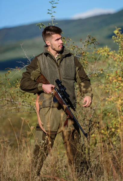 Hunter vousatých pytlák hledá oběť. Pytlák s puškou v prostředí přírody. Ilegální lov. Zakázán lov. Porušení zákona. Pytláctví koncept. Aktivita na brutální muže. Hunter brutální pytlák — Stock fotografie