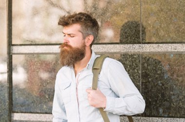 Otobüs istasyonu kavramı. İş gezisi gidiş uzun şık sakallı adam. Sakin yüzünde siyah mermer zemin üzerine sakallı adam. Sakallı adam süre bekleyen otobüs ya da taksi omuz çanta taşır