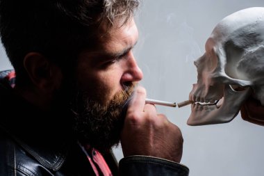 Sigara zararlı olduğunu. Tütün Sigara içmeyi alışkanlık vücudunuza zarar getir. Sigara sağlık zarar ve ölüm. Adam insan kafatası sembolü ölüm yakınındaki Sigara İçilmeyen. Nikotin sağlık yok. Zararlı alışkanlıklar